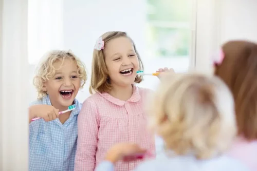 Børn børster tænder, før de skal i børnehave