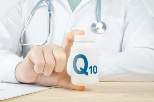 Læge holder pilleglas med coenzym Q10 til hår
