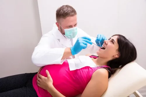 Gravid kvinde ved tandlæge