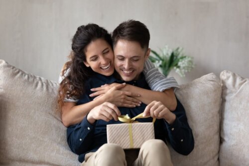 Kvinde giver mand en gave