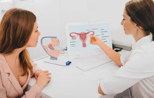 Kvinde taler med gynækolog om ovulatorisk dysfunktion