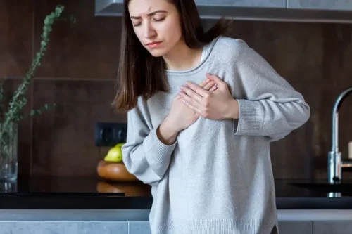 Kvinde oplever symptomer på et hjerteanfald
