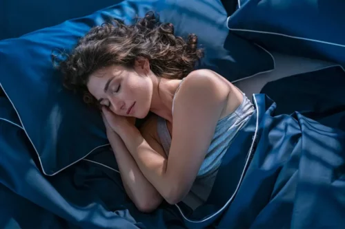 En kvinde sover roligt i afslappende farver til soveværelset