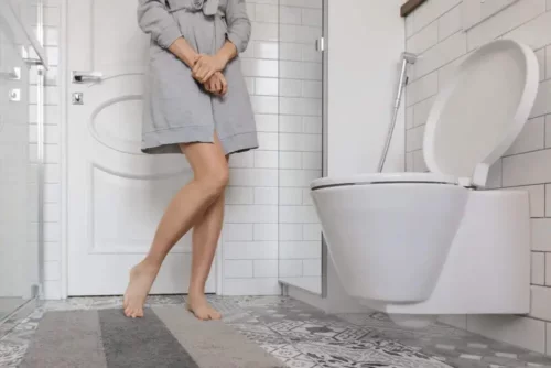 Kvinde på toilet oplever tissetrang grundet cystocele