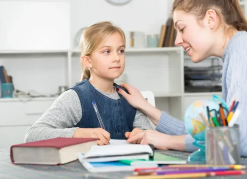 Mor underviser datter som eksempel på unschooling