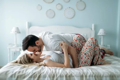 Par kysser i en seng