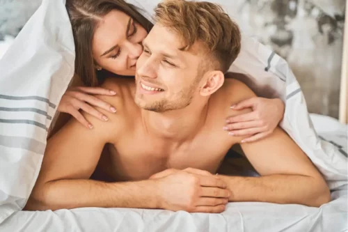 Nøgent par i seng bruger Billingsmetoden