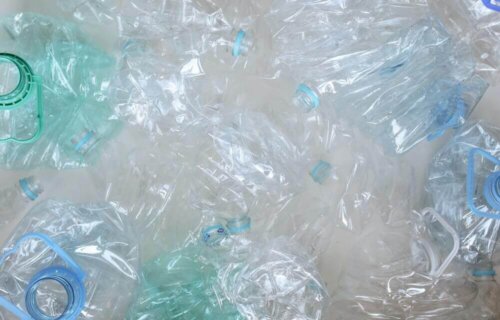 En masse brugte plastikflasker