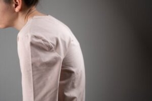 Hvad er kyfose? 6 tips til behandling af krum ryg