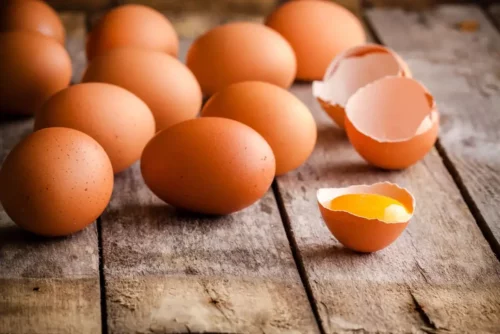 Rå æg på et bord