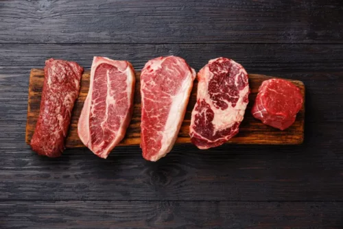 Råt kød er eksempel på fødevarer, der kan hjælpe med at øge muskelmassen