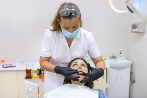 Tandlæge med en patient, der får lavet tandfyldninger