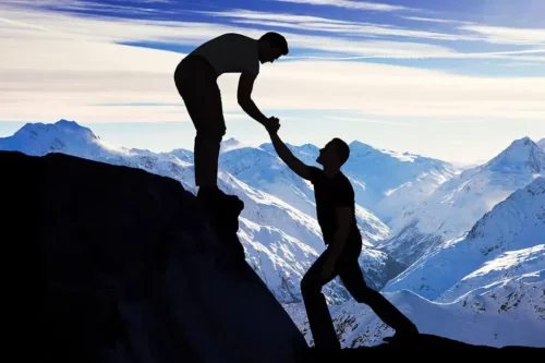 To mænd bestiger et bjerg