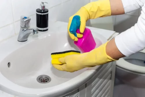 Badeværelse rengøres for at forebygge allergi i hjemmet