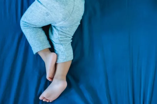 Sovende barn repræsenterer smerter i benene i hvile