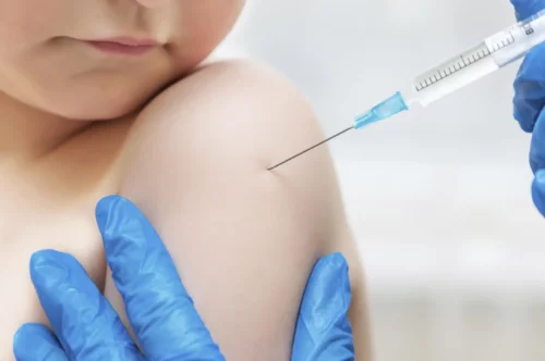 Et barn vaccineres i forbindelse med international poliodag
