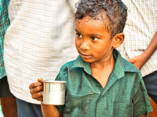 Dreng lever i fattigdom og oplever sult, hvilket bør bekæmpes med fødevaredagen