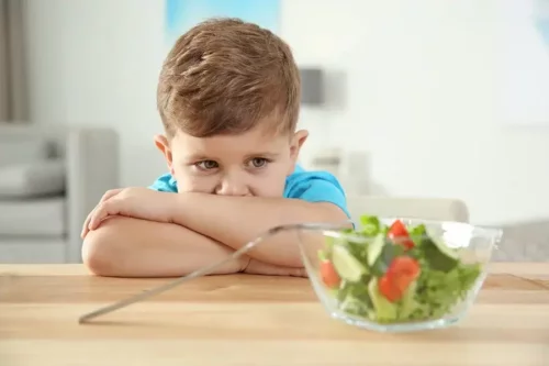 Dreng ser på en skål salat