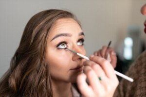Dot eyeliner: Makeup-trenden, der triumferer på TikTok