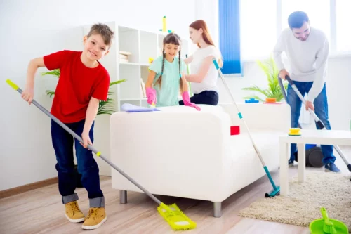 Familie gør rent for at opnå renlighed i hjemmet