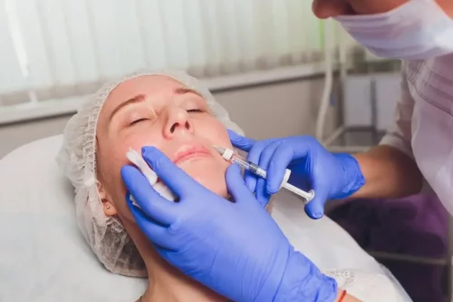 Kvinde får indsprøjtet ultralydsvejledt filler i ansigtet
