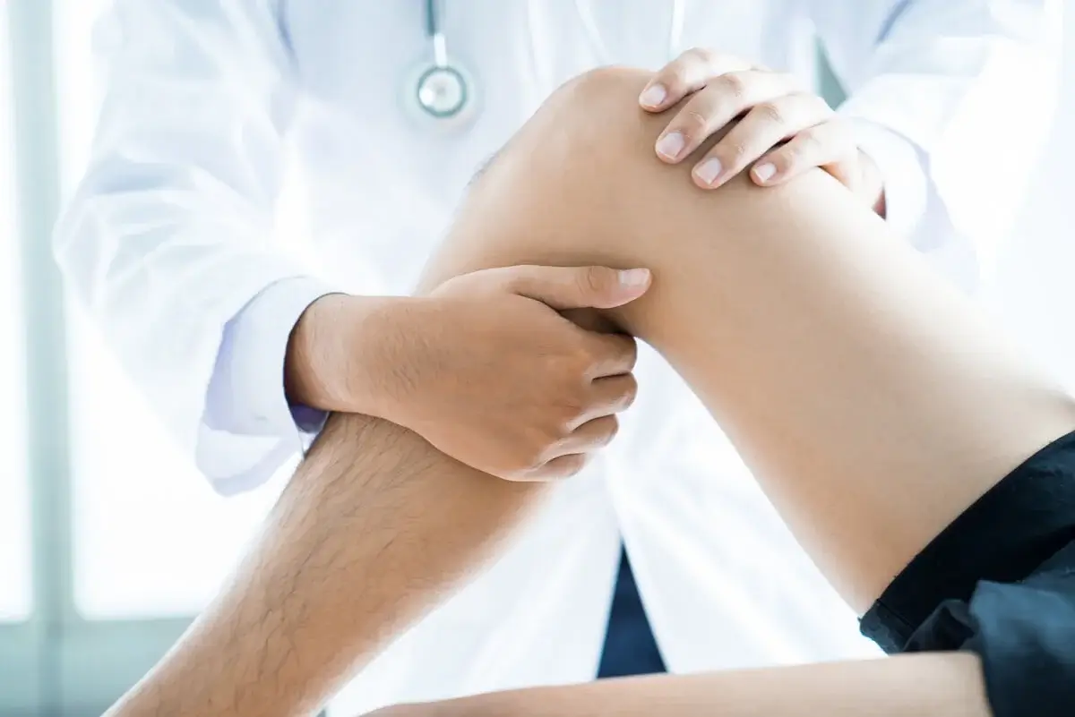 Fysioterapeut behandler knæ