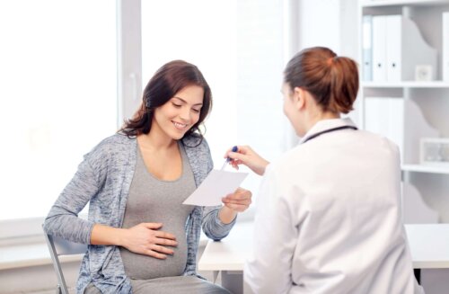 Gravid kvinde ved læge