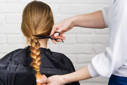 Kvinde viser, hvordan du kan donere dit hår