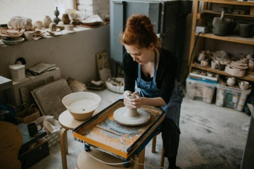 Kvinde laver keramik