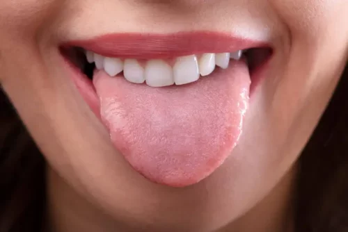 Kvinde med tungen ud af munden