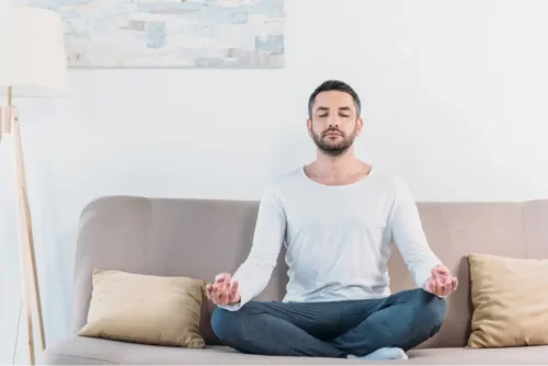 Mand mediterer som eksempel på selvhypnose