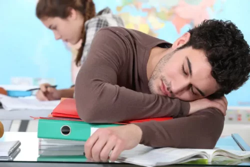 Mand sover i stedet for at studere