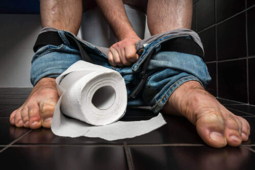 Mand på toilet har brug for medicin mod diarré
