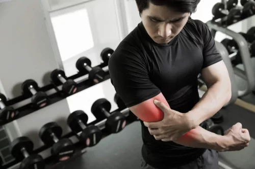 Mand oplever muskelsmerter under træning