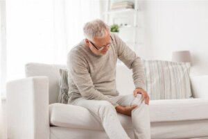 Pseudogigt: Symptomer, årsager, diagnose og behandling