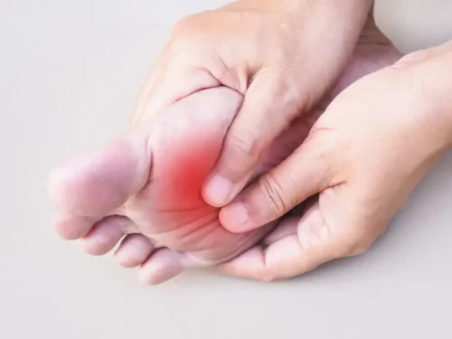 En person oplever smerter under fod