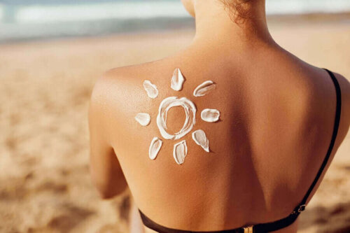 Solcreme på en kvindes skulder repræsenterer myter om solcreme