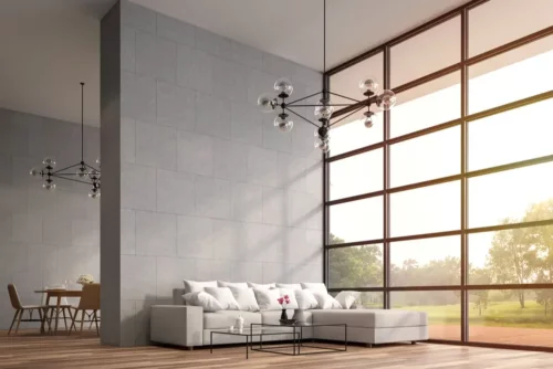 Stue med store vinduer repræsenterer et behov for at forbedre akustikken i et rum
