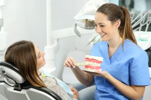 Tandlæge lærer kvinde at børste tænder
