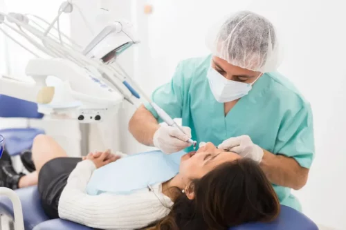 Kvinde modtager en tandlægebehandling