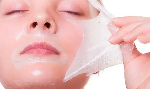 Kvinde fjerner ansigtsmaske