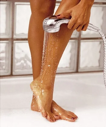 En kvinde vasker sine ben