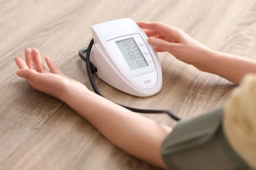 Person måler sit blodtryk
