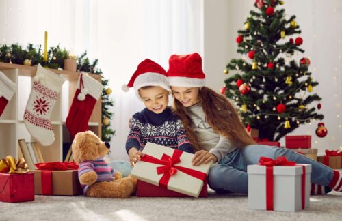 Børn åbner julegaver