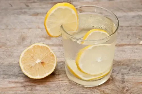 Citronvand i glas