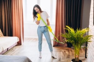 En pose på din kost og andre tricks til at feje huset