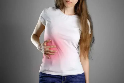 Kvinde med smerter grundet primær biliær cholangitis