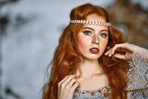 Kvinde med pandebånd som eksempel på hårtilbehør