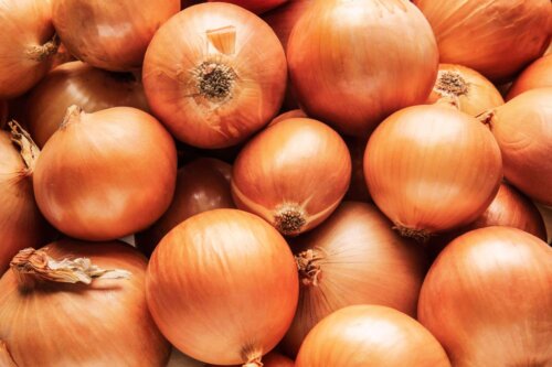 En masse rå løg