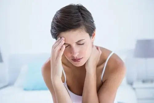 Kvinde har migræne, som er en af de mest almindelige lidelser